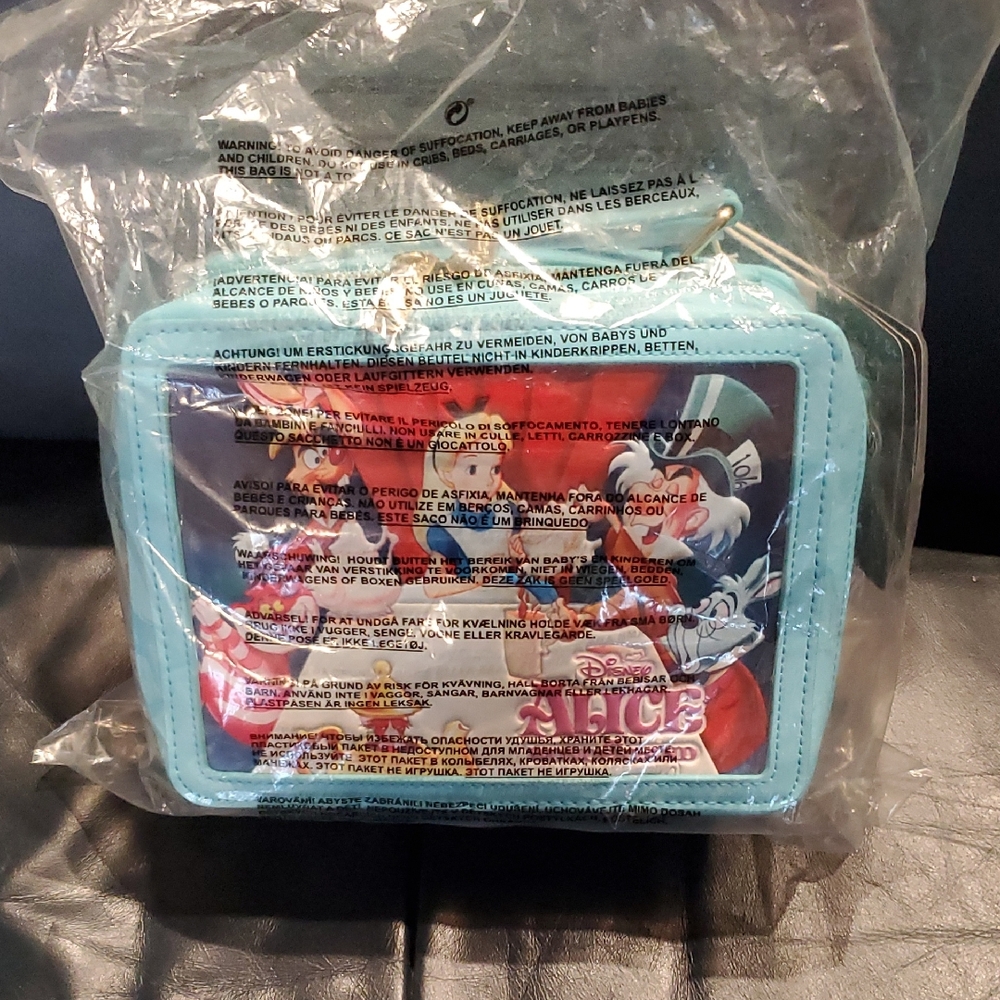 NWT Alice In Wonderland Classic Movie Lunchbox Crossbody Loungefly